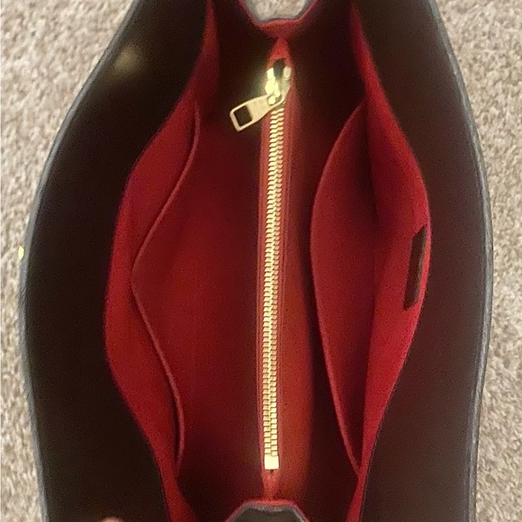 An authentic LV handbag in great condition no longer in use so selling it. - Picture 2 of 2